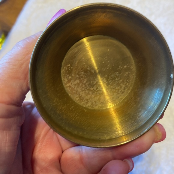 Vintage Mother of Pearl Inlay black enamel and brass floral. 7.5 inches tall. - Picture 4 of 4